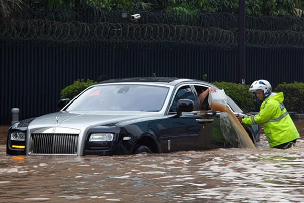 Mengapa Asuransi Perlindungan Banjir untuk Mobil Penting?
