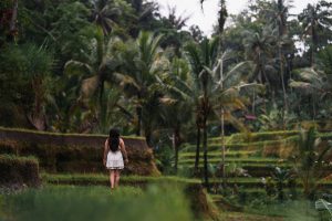 14 Ide Outfit Liburan ke Bali, Dijamin Keren dan Nyaman!