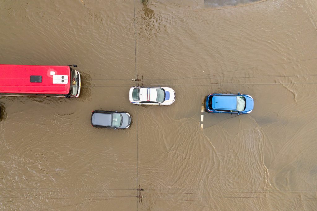 akibat mobil mogok karena banjir