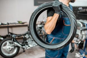 5 Perbedaan Ban Tubeless & Ban Biasa pada Motor Serta Kelebihannya