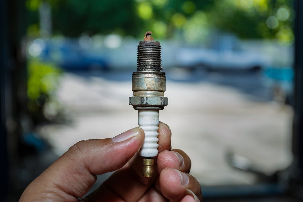 Penyebab, Ciri, Hingga Cara Membersihkan Busi Motor