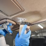 cara membersihkan plafon mobil
