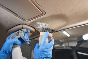 cara membersihkan plafon mobil
