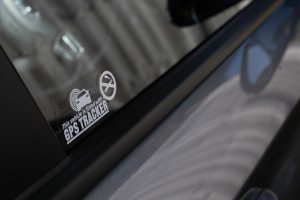 Cara Pasang GPS Tracker di Mobil: Fungsi dan Estimasi Biaya Pemasangan