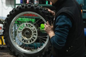 Harga Press Velg Motor Terbaru: Kapan Harus Di-Press dan Apa Risikonya?