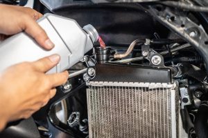 Apakah Oli Mobil bisa Untuk Motor? Pahami Dulu Bedanya Sebelum Menyesal!