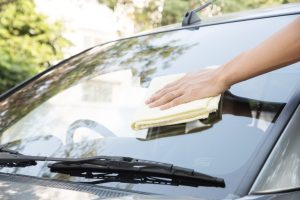 Penyebab & Cara Membersihkan Kaca Mobil yang Buram