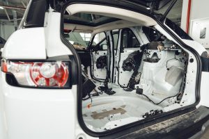 Pasang Peredam Mobil: Jenis, Cara Pasang hingga Tips Memilih yang Tepat
