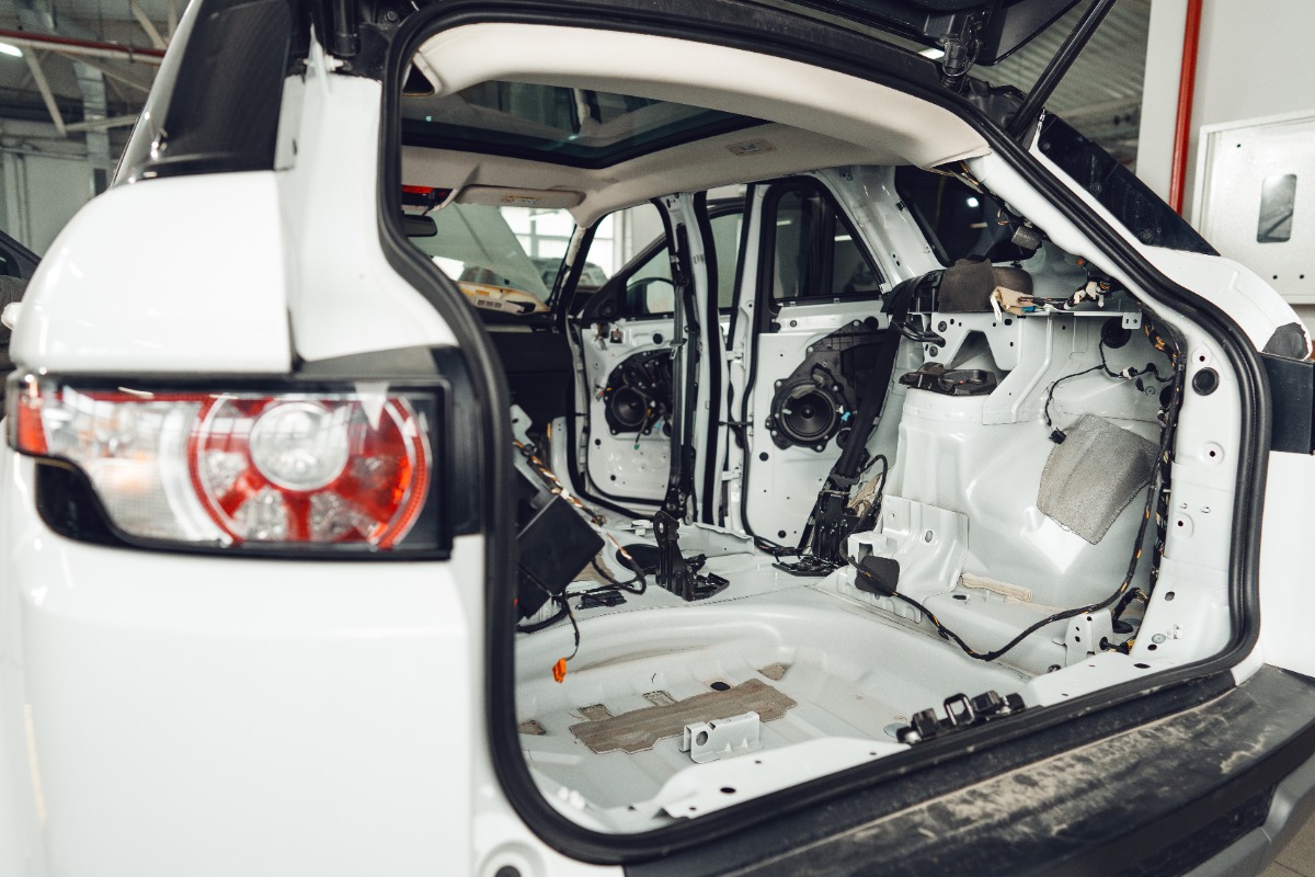 pasang peredam mobil