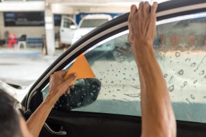 Daftar Merk Kaca Film Mobil Terbaik dan Estimasi Biaya Pasangnya