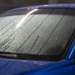 cara menghilangkan embun di kaca mobil