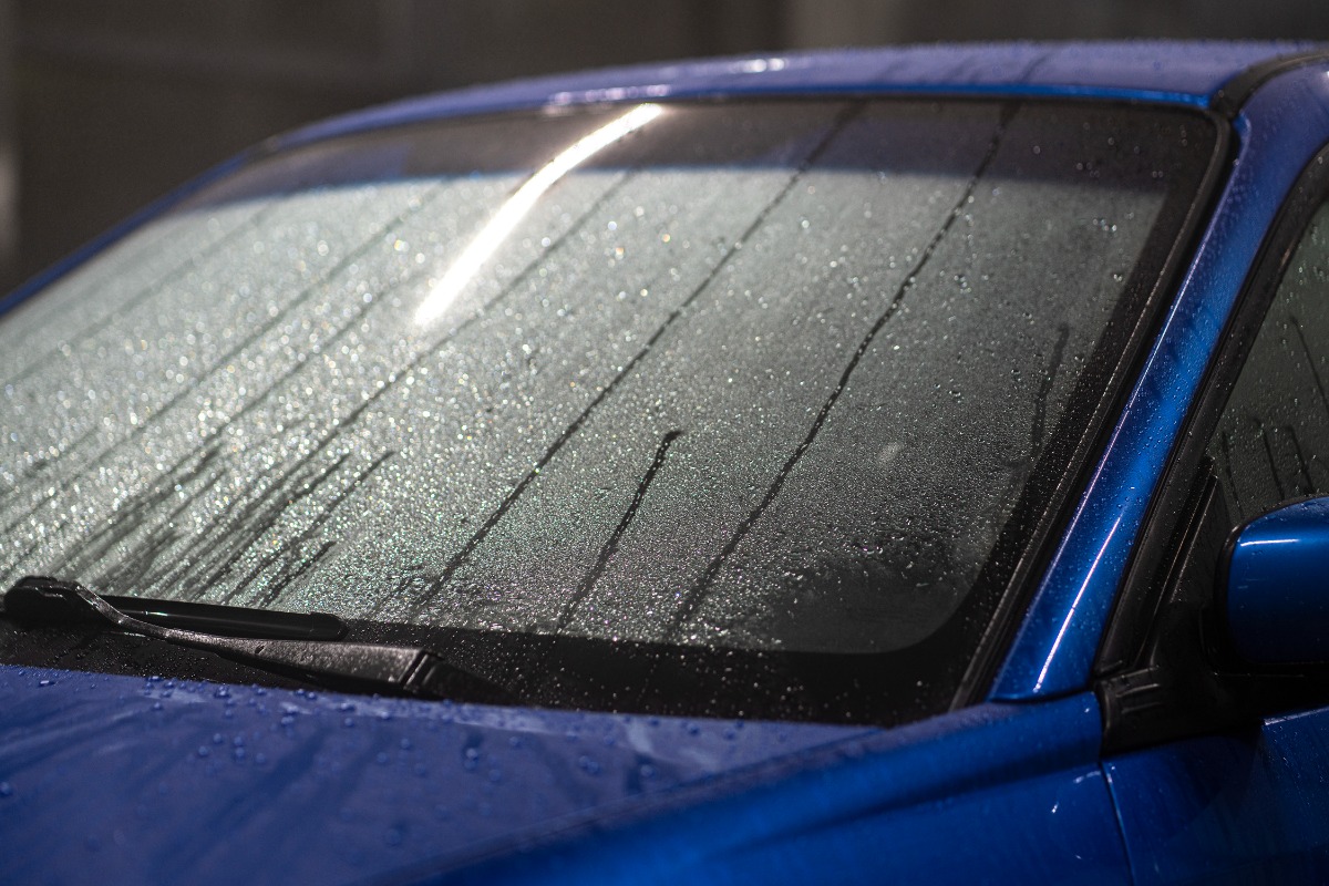 cara menghilangkan embun di kaca mobil