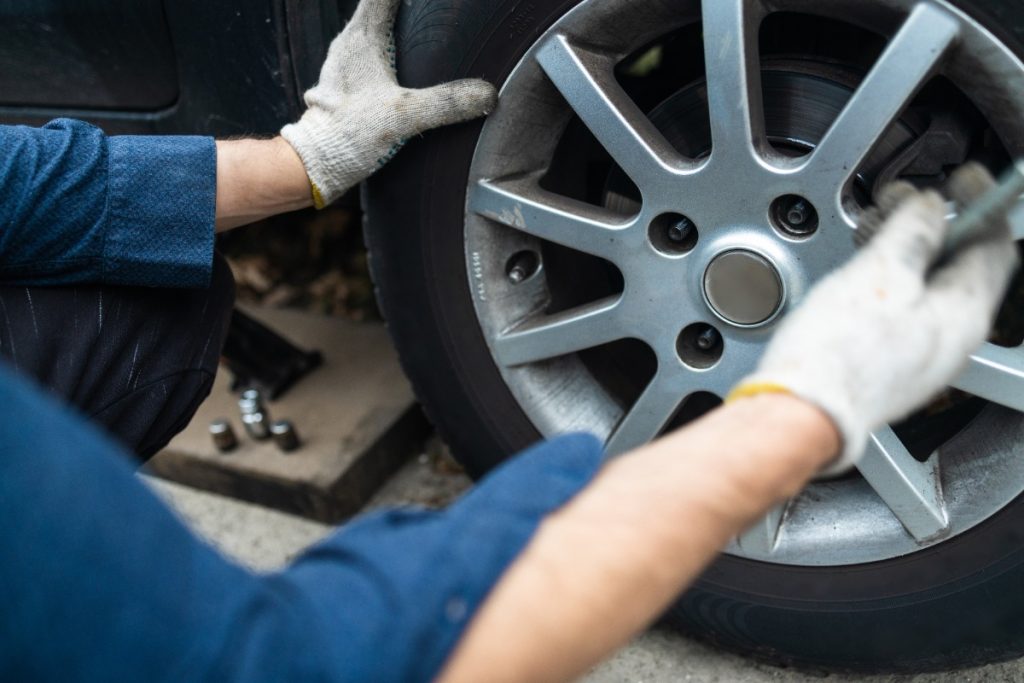alat yang dibutuhkan saat mengganti mobil