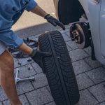 cara mengganti ban mobil